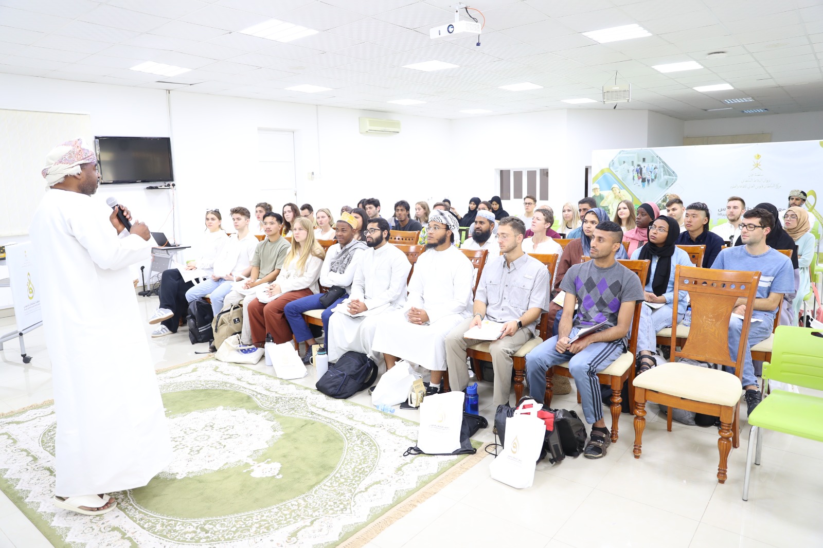 معهد السلطان قابوس لتعليم اللغة العربية للناطقين بغيرها يستقبل طلبة الدورة الصيفية