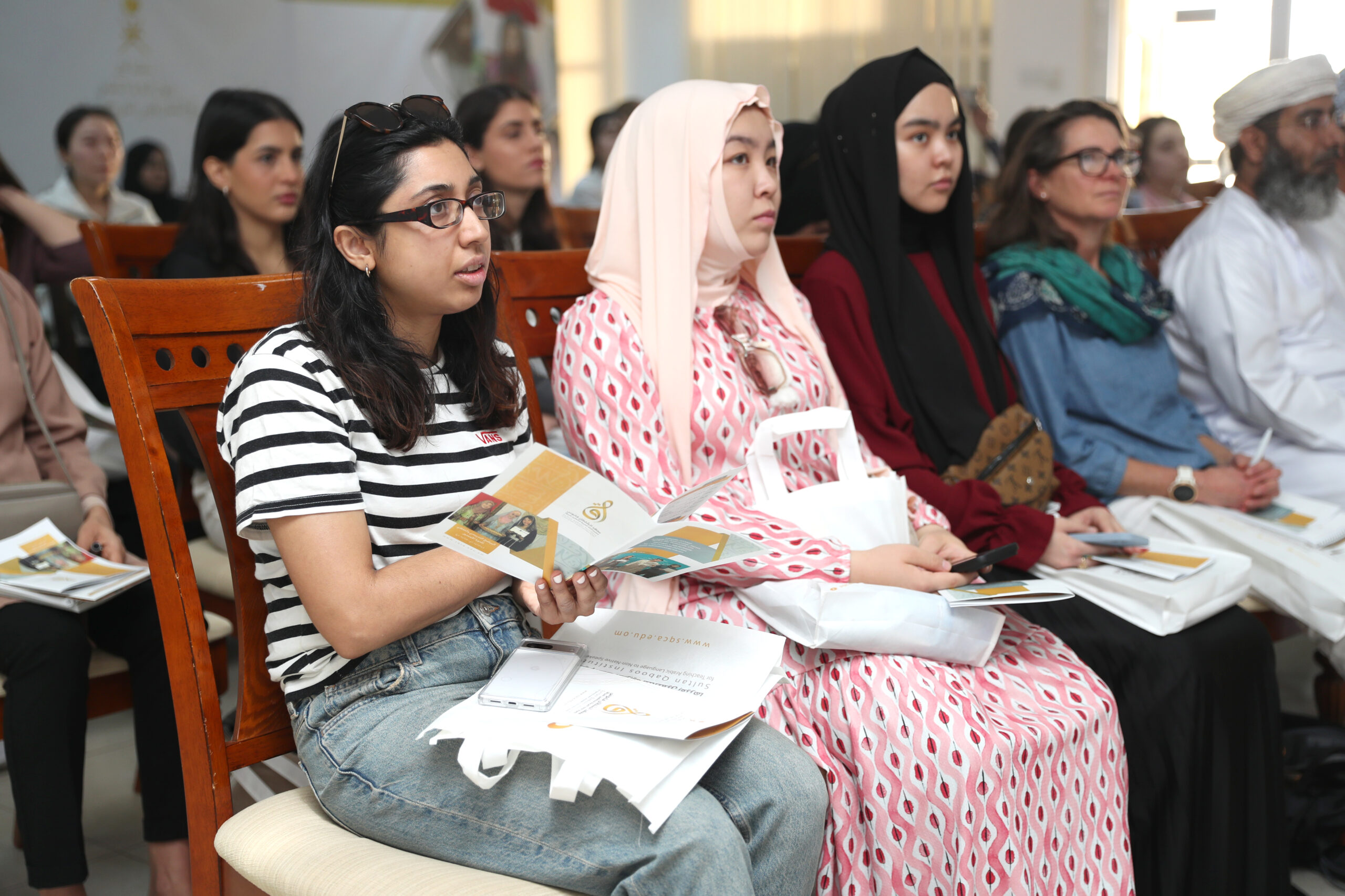 معهد السُّلطان قابوس لتعليم اللغة العربية للناطقين بغيرها يستقبل مجموعة جديدة من الطلبة الدارسين للغة العربية