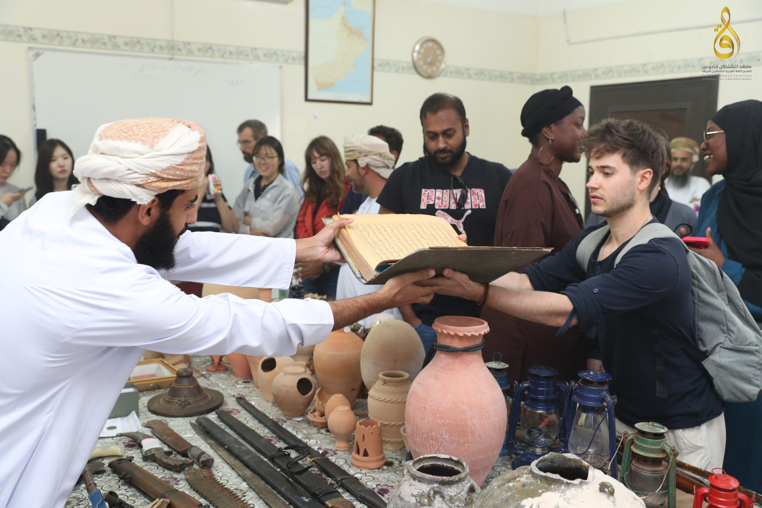 زيارة طلبة معهد السلطان قابوس لتعليم اللغة العربية للناطقين بغيرها لمدرسة الشيخ محمد بن مسعود البوسعيدي