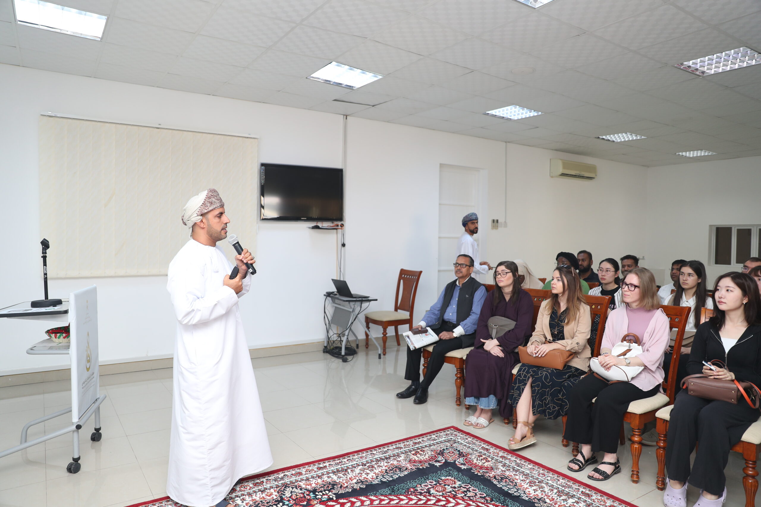 معهد السُّلطان قابوس لتعليم اللغة العربية للناطقين بغيرها يستقبل طلبة الدورة الحادية والخمسين