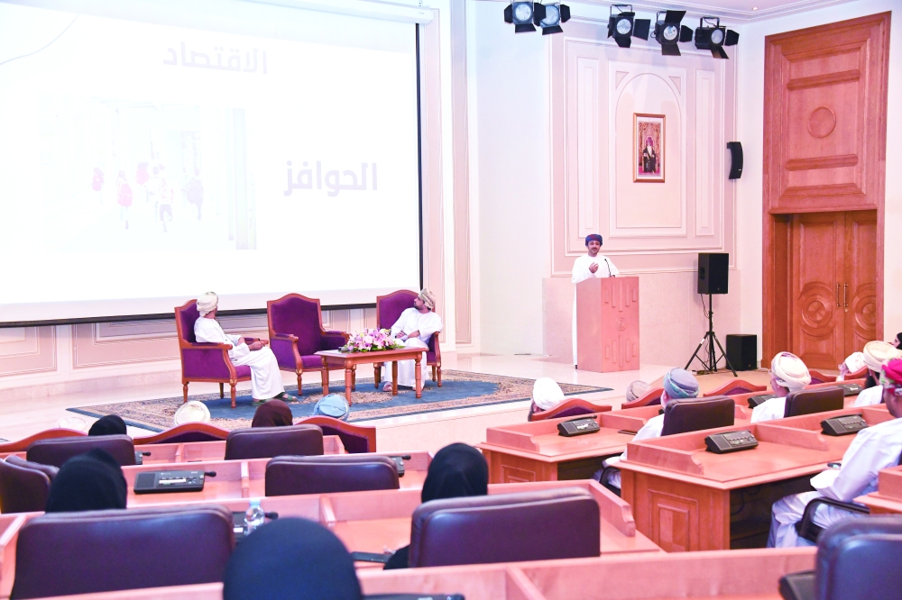 جلسة حوارية تناقش مفاهيم وتطبيقات الاقتصاد السلوكي