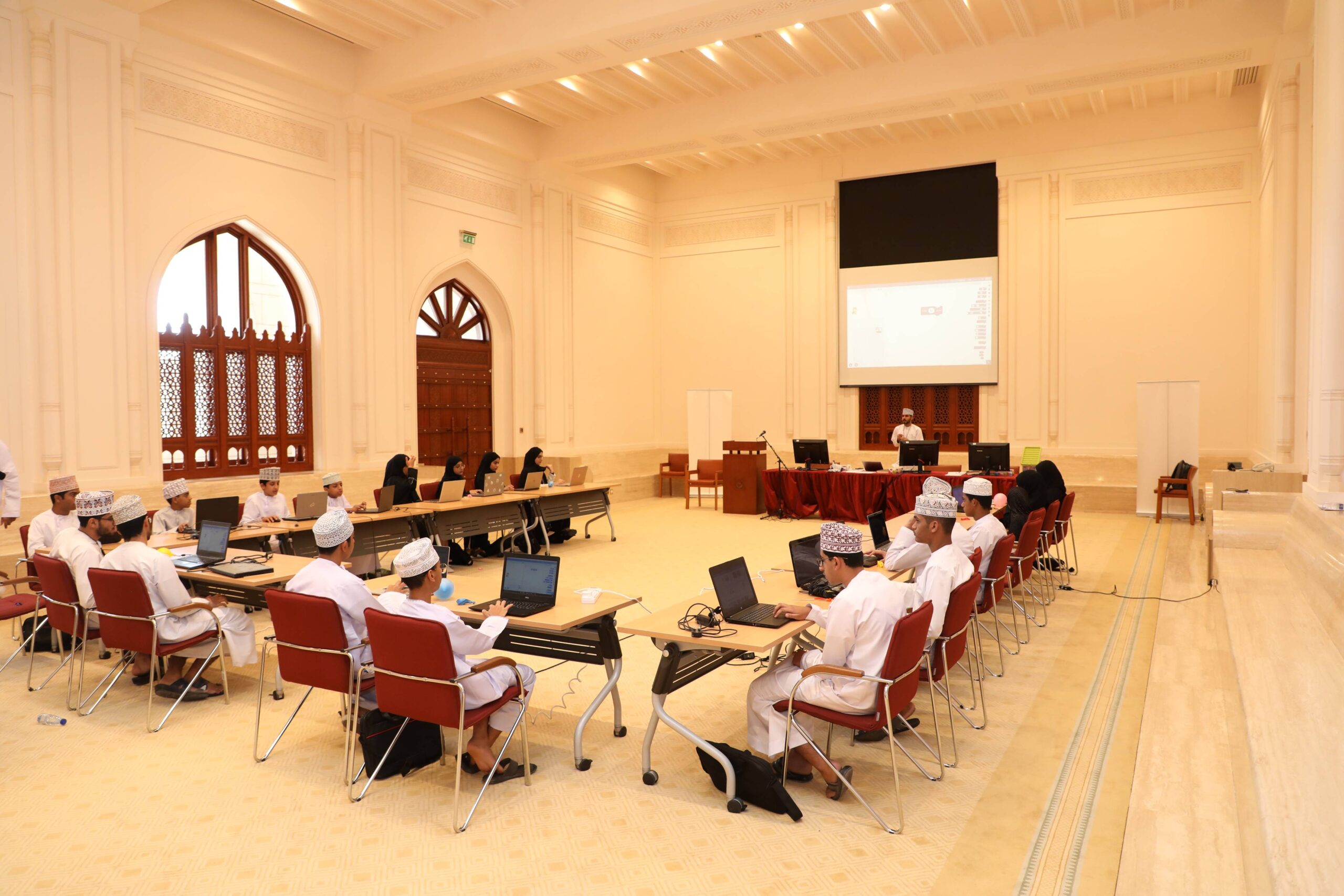 ورشة عمل تدريبية بمكتبة جامع السُّلطان قابوس بنزوى في تعلُّم مهارات البرمجة
