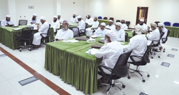 برنامج تأهيل الأئمة والخطباء بالجوامع السلطانية والمساجد يواصل فعالياته بكلية العلوم الشرعية